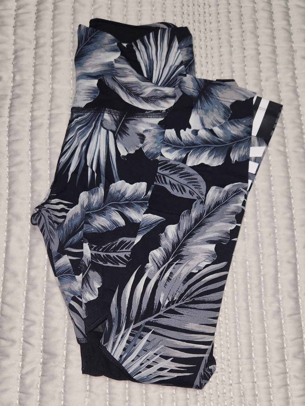 PINK Victoria's Secret Black & Gray Tropical Print Leggings